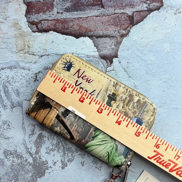 🆕New York Graphic Wallet Wristlet Card Slots Zip Pocket Perfect for Everyday - Picture 6 of 8